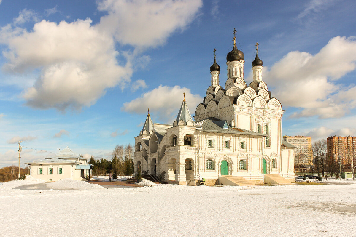 Красивый храм города удачный