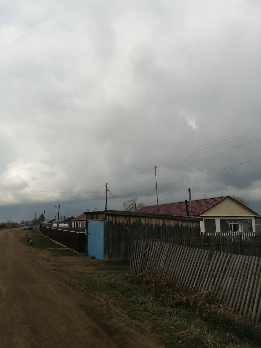 Тучи прям снеговые висят. 