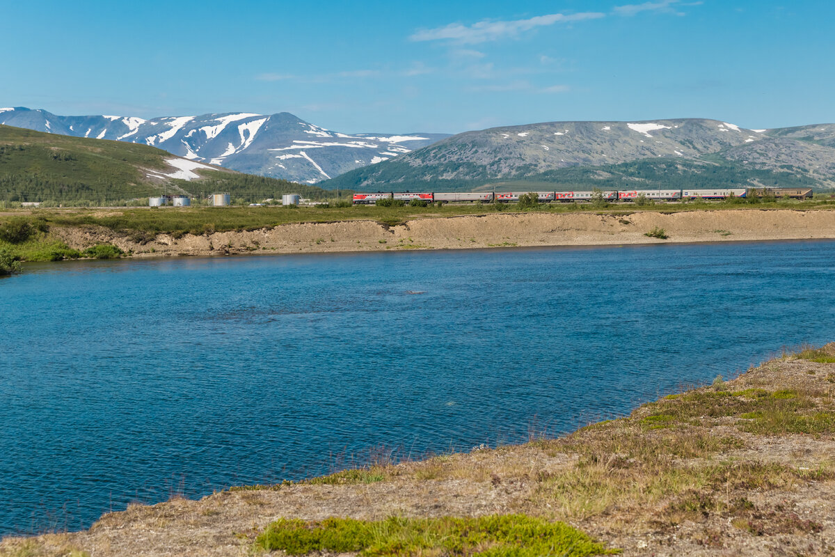 Сквозь тундру идет поезд "Воркута-Лабытнанги" 