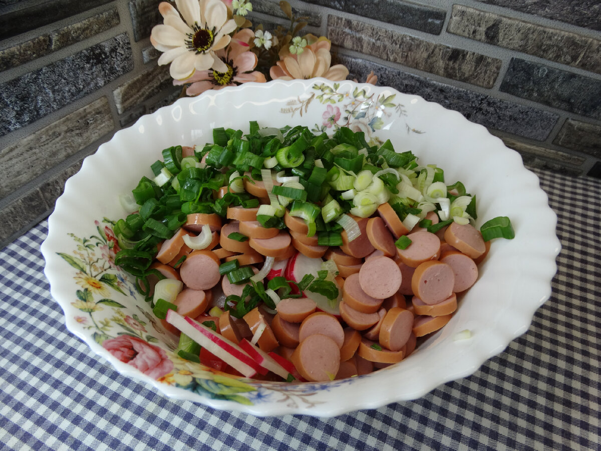 Салат из овощей с сосисками и яйцами | Готовим вкусно дома/ Кулинария/  Рецепты | Дзен