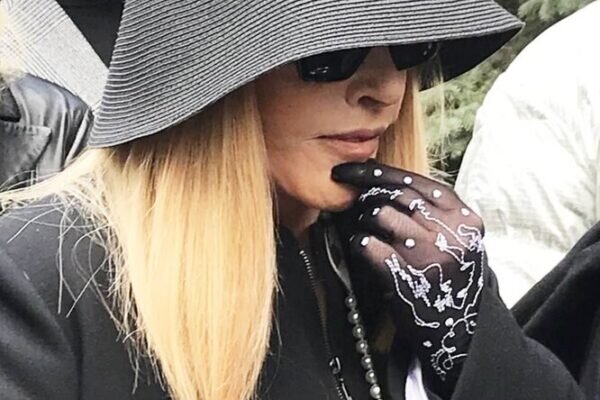    Алла Пугачёва на похоронах Юдашкина. Фото: ТВЦ