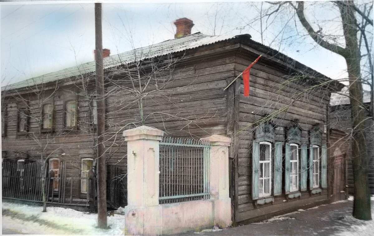 Дом на переулке Черемховский.С двух сторон фасад здания был двухэтажным, а боковой  фасад одноэтажным.