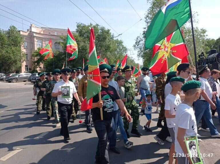    Пограничники Оренбурга в свой профессиональный праздник прошли колонной по центру города Белов Михаил Александрович
