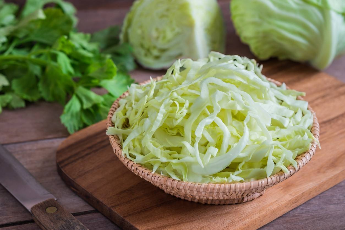 Что вкусное можно приготовить из капусты белокочанной. Капуста. Капуста белокочанная. Блюда из капусты. Капуста белокочанная нарезанная.