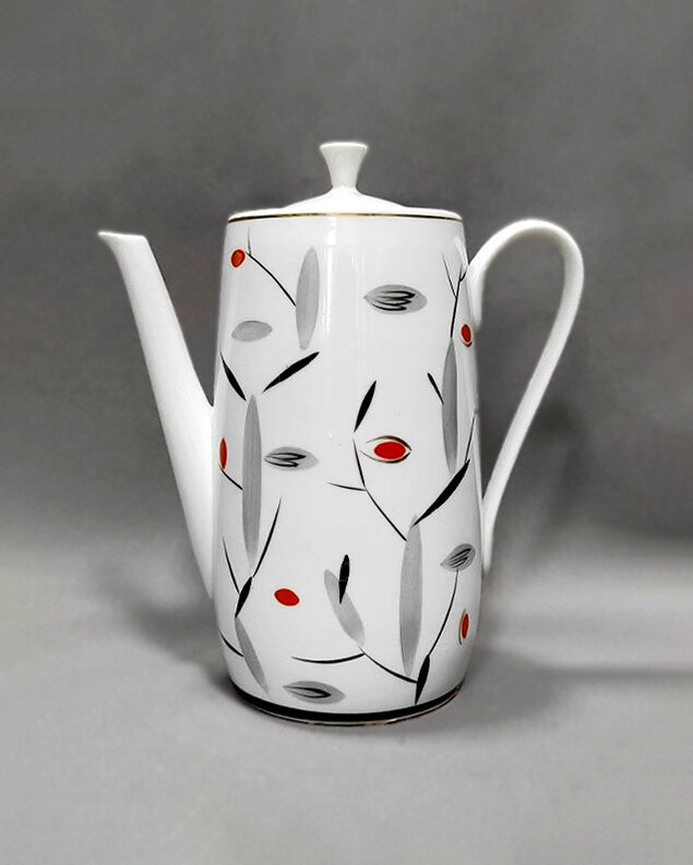 Кофейник. Хайтинский фарфоровый завод (Хайта), 1960-е (?). Автор росписи Раиса Григорьевна Алешина
