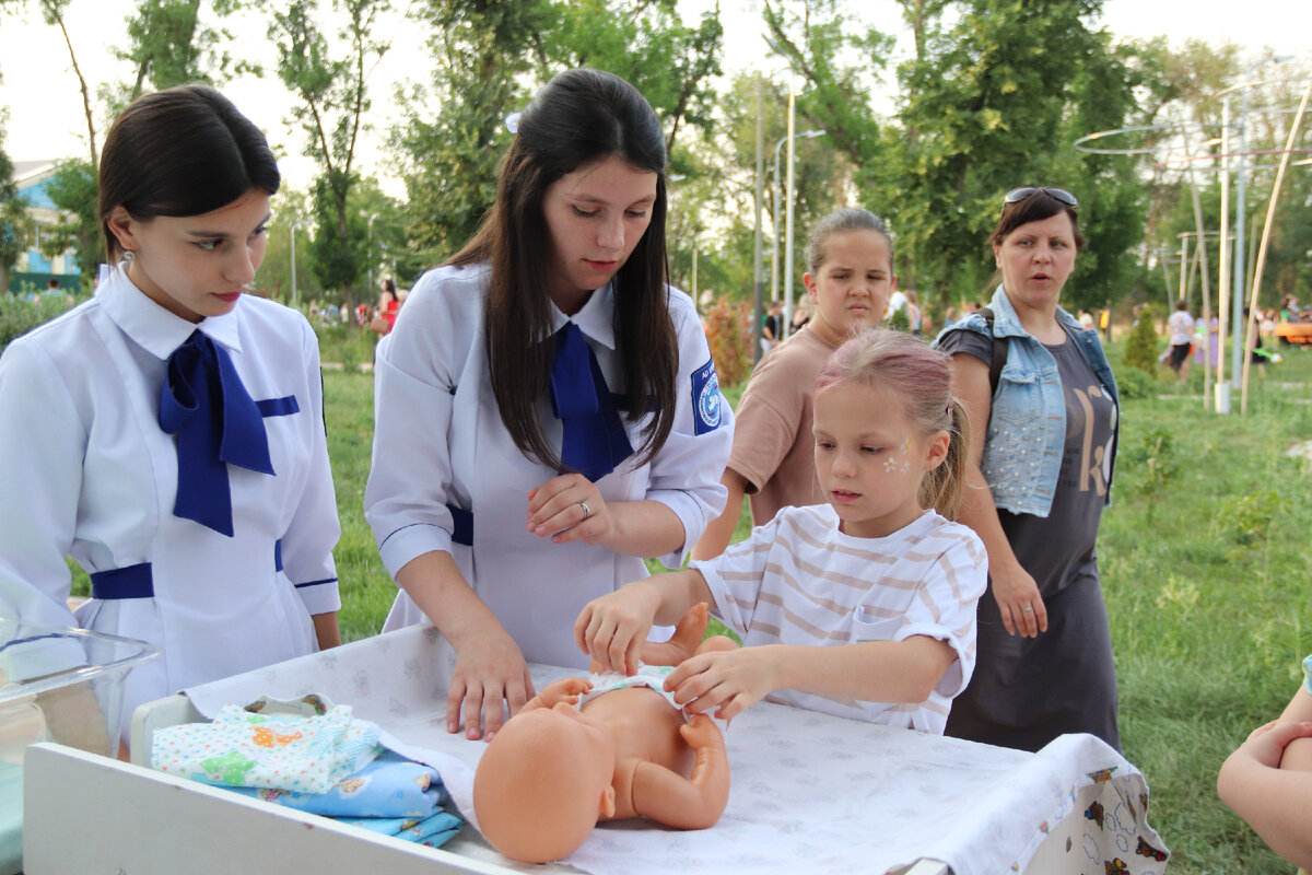 Народные гуляния прошли в Будённовске в День семьи, любви и верности |  Новости Будённовского округа | Дзен