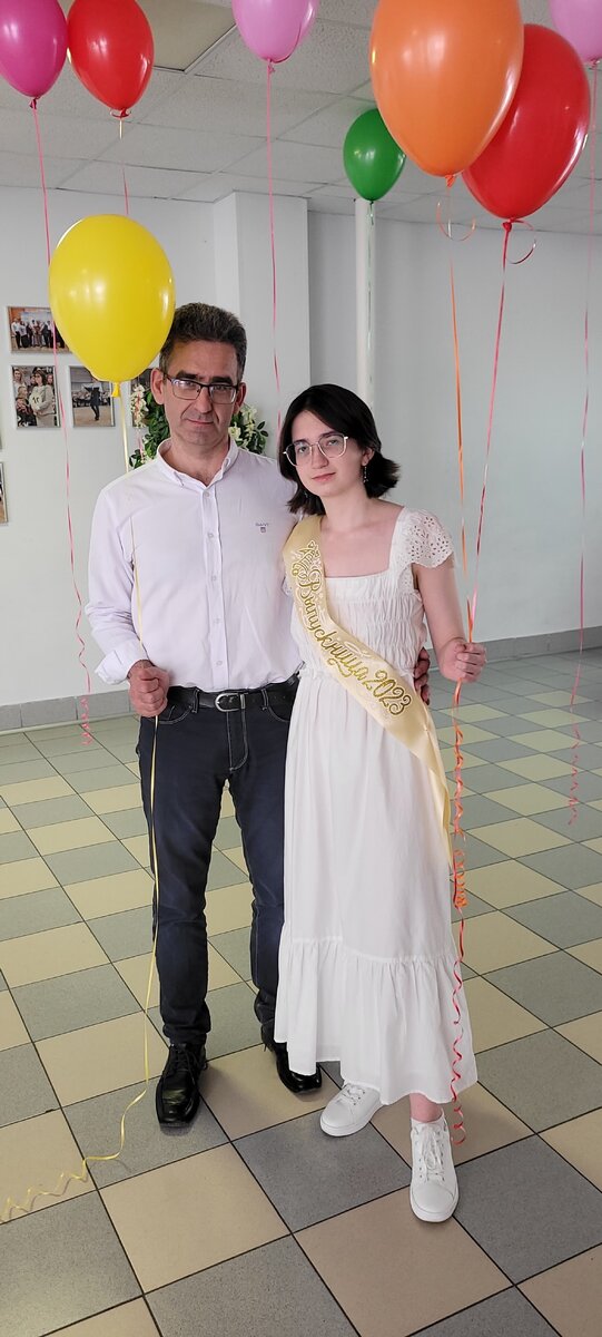 Что-то тут слишком много меня, для разнообразия - отец и его выпускница 