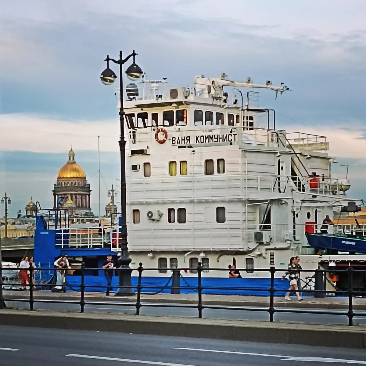 Июль 2023 года. Набережная Лейтенанта Шмидта, Санкт-Петербург. Фото автора. 