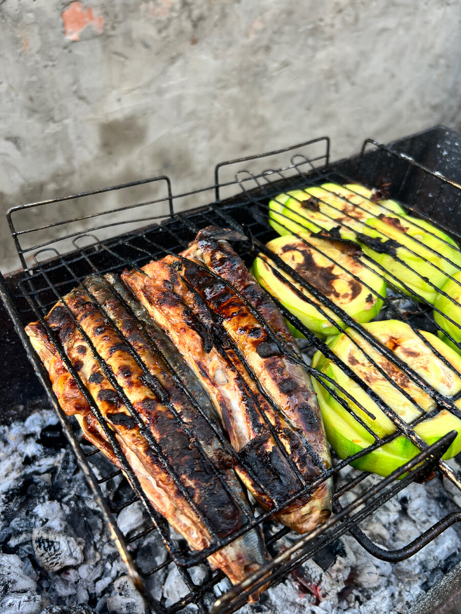 Рыбку гриль с кабачками делали