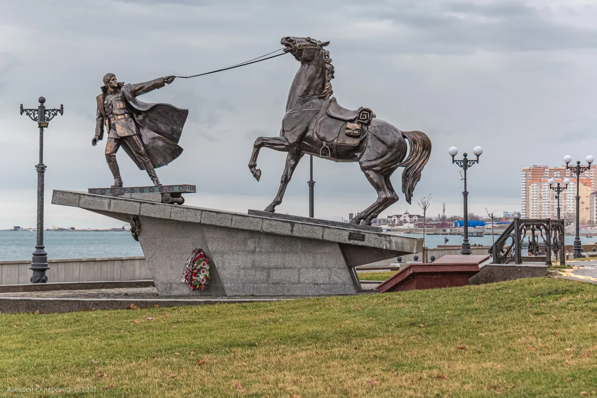 На года памятники. Памятник исход в Новороссийске. Новороссийск памятник белогвардейцам и коня. Памятник белогвардейцам в Новороссийске.