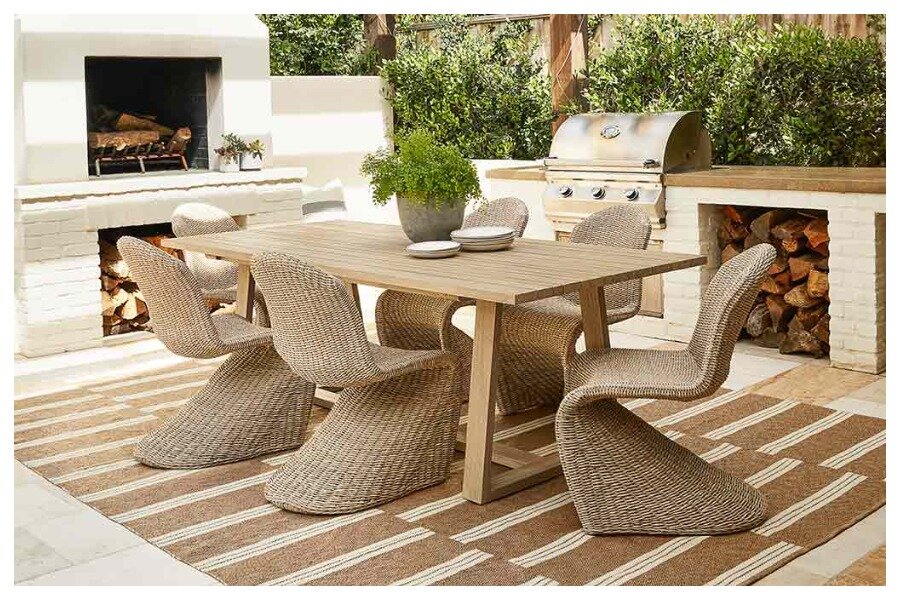 Уголок на даче – уютное место для приятных вечеров, отталкиваемся от мебели