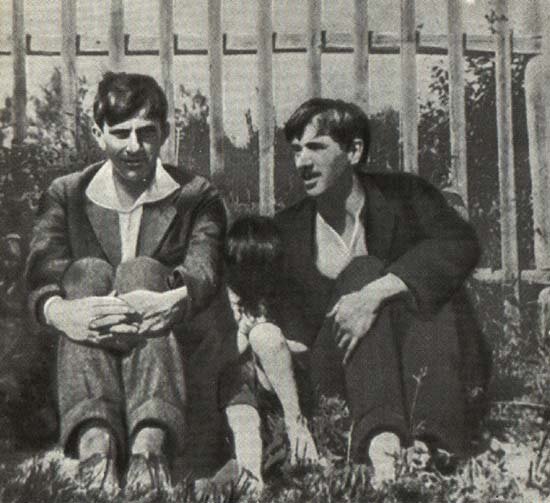 1915 год. Чуковский справа. Слева - Маяковский. 