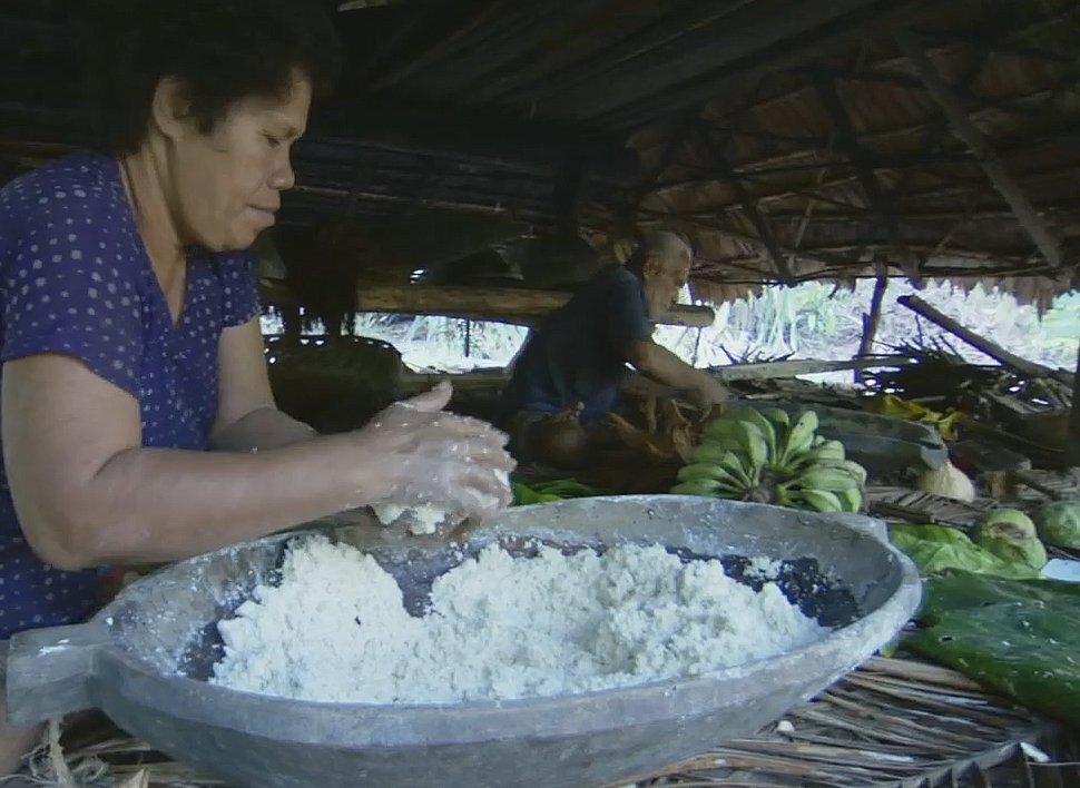 Аборигены делают особое тесто из плодов хлебного дерева, таро и кокосовой стружки.