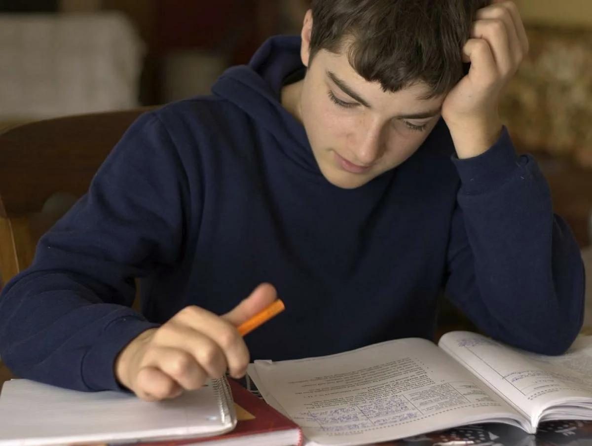 Marked homework. Подростокдклает уроки. Подросток делает домашнюю работу. Подросток делает уроки. Парень делает уроки.