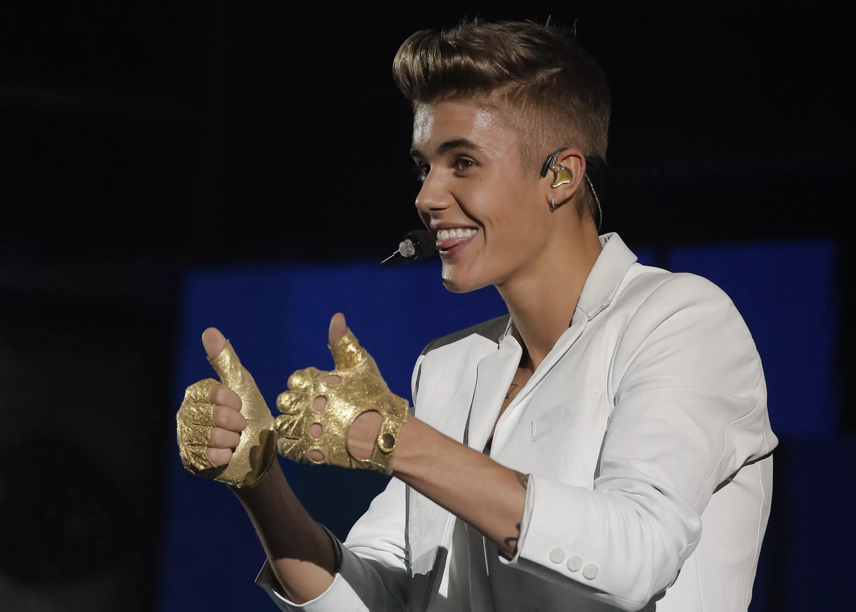 Источник: Hollywood.com. URL: https://www.hollywood.com/celebrities/justin-bieber-thinks-anne-frank-was-great-hopes-she-would-have-been-a-belieber-60231567/