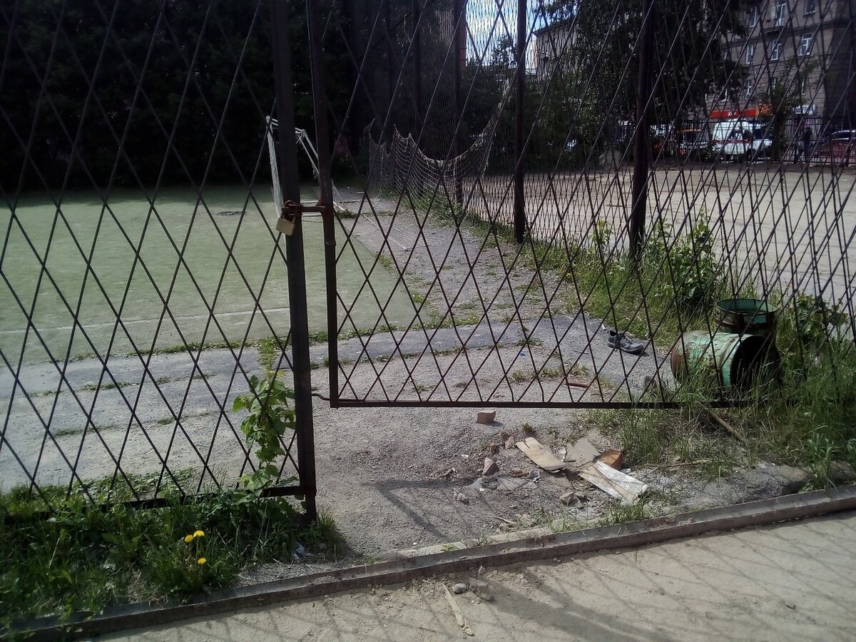 Ещё два года назад футбольное поле было в образцовом состоянии. Теперь помойка.