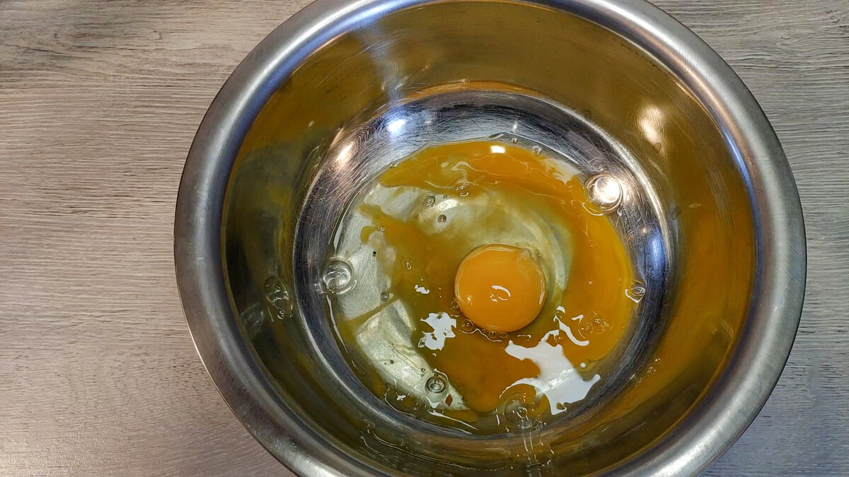 Разбиваем в миску куриные яйца