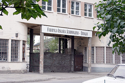 Deutsche Emailwaren Fabrik (D.E.F.) - шиндлеровская Эмалия в Кракове в нынешнем виде. Здесь ср.пр. были сняты некоторые сцены из фильма Список Шиндлера, с полным пренебрежением для исторических фактов. 
