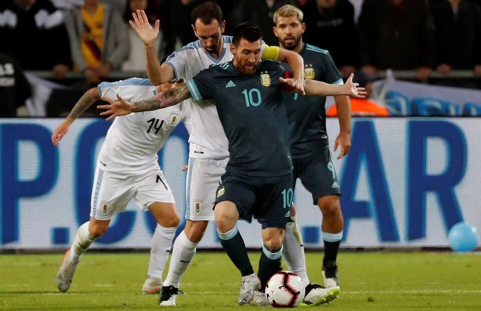 Лионель Месси: фанаты пытаются объяснить невероятный дриблинг звезды «Барселоны» за Аргентину в 2019 году | РФС: реальные футбольные секреты | Дзен