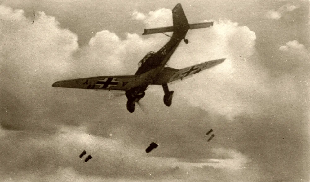 Junkers ju 87 бомбометание. Юнкерс 87 самолет пикирует. Junkers ju 87 Сталинград. Ju 87 Сталинградская битва. Туман пикирующий бомбардировщик