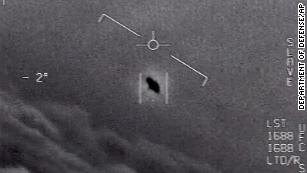 На этом изображении из видео 2015 года, предоставленного Министерством обороны, с надписью Gimbal, показан необъяснимый объект в центре.