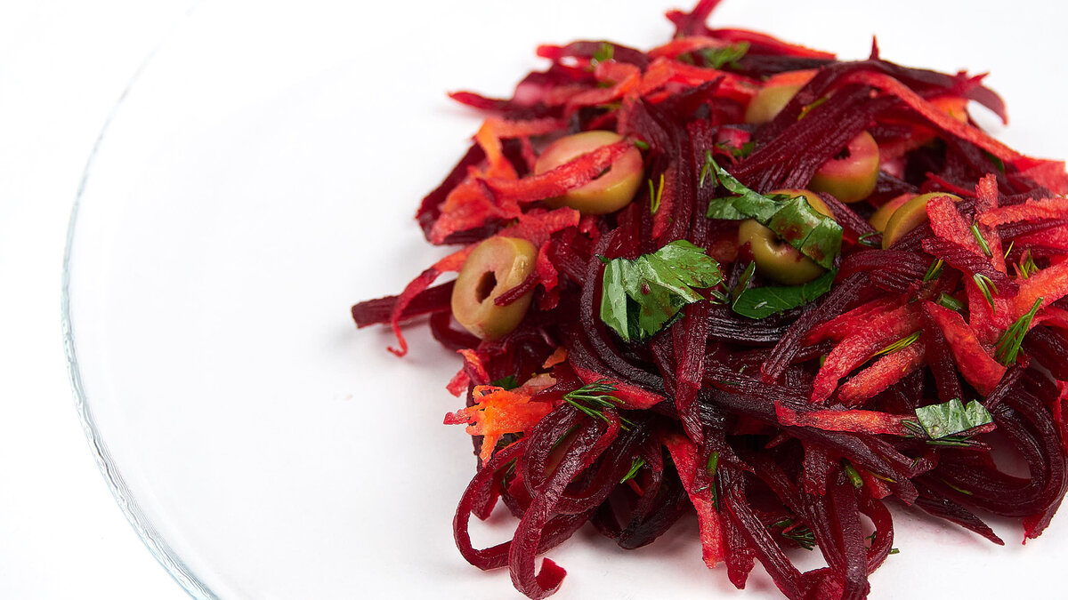 Выглядит готовый салат очень ярко и аппетитно. Фото автора