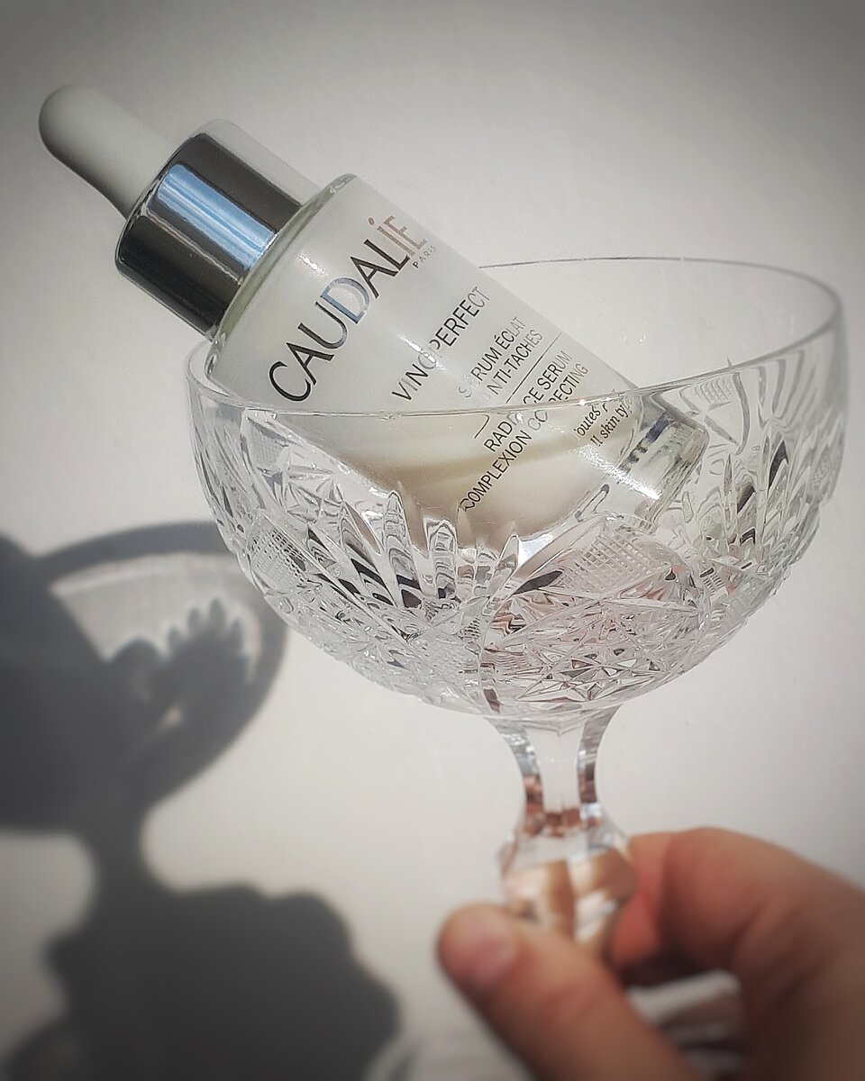 Красивая стеклянная баночка,надеюсь видно сияние на руке после сыворотки.