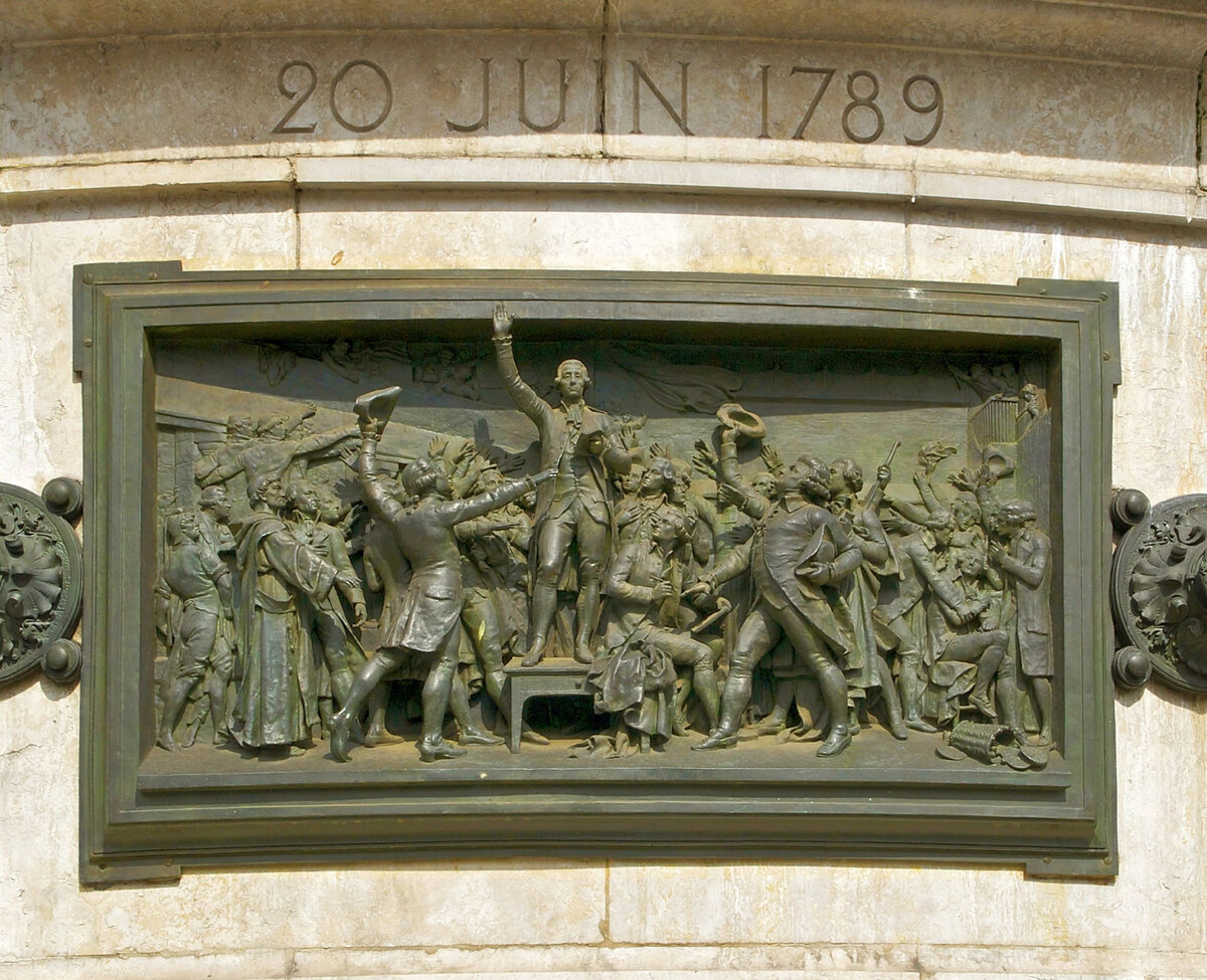 Бронзовый барельеф, изображающий приносящих клятву депутатов в зале для игры в мяч 20 июня 1789 года. Памятник республики, площадь Республики, Париж, скульптор Леопольд Морис, 1883 г.