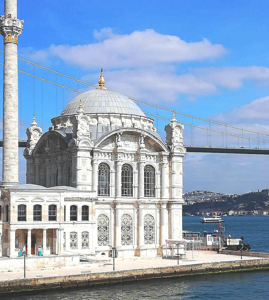 Большинство сериалов снимается в Стамбуле. Мечеть Ортакёй рядом с Босфорским мостом 1853-1854 гг.