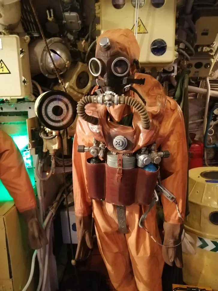Спасательный костюм подводника для создания атмосферы /Авторское фото/