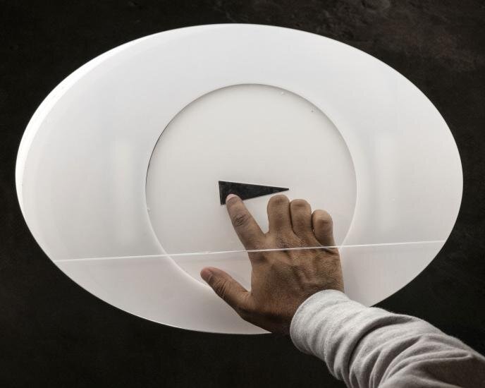 фото Джима Престона, который сделал около 60 снимков рук, касающихся лунного камня