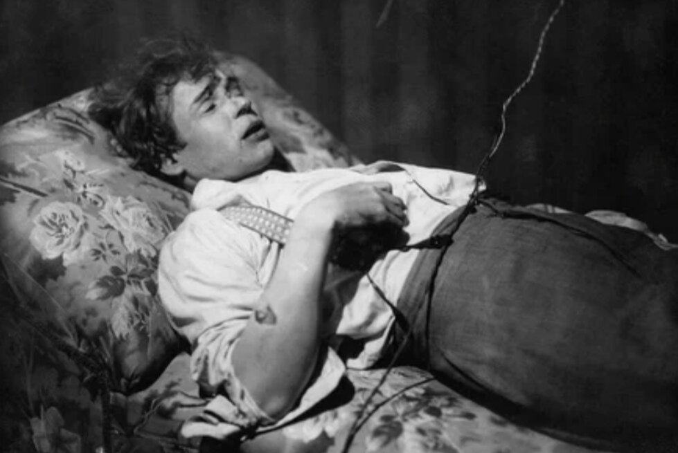 Вскрытие показало, что Есенин умер от асфиксии. Поскольку никаких свидетельств, позволивших заподозрить убийство, не было, 23 января 1926 года дознание по делу Есенина было прекращено. На протяжении следующих 60 лет самоубийство поэта никем не оспаривалось.Однако в конце 80-х и в начале 90-х годов появились первые гипотезы, предполагавшие, что Есенин мог быть убит. Эти версии сразу же обрели громадную популярность.