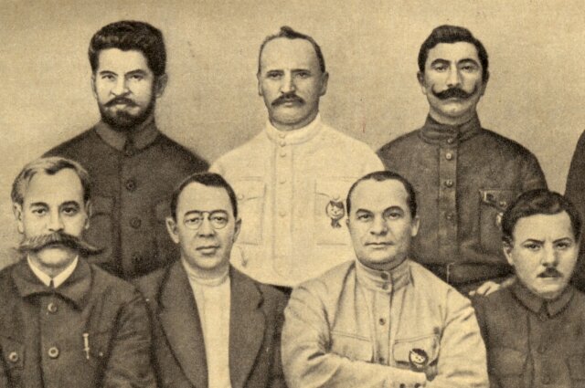 Командиры Первой конной армии в Полевом штабе РККА, 1920 г. Семён Будённый крайний справа в верхнем ряду. Фото: Commons.wikimedia.org