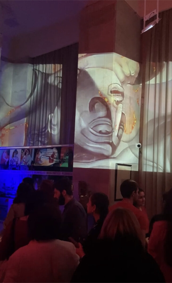 В музее Кочара. На стенах проекция фрагментов картины "Ужасы войны"