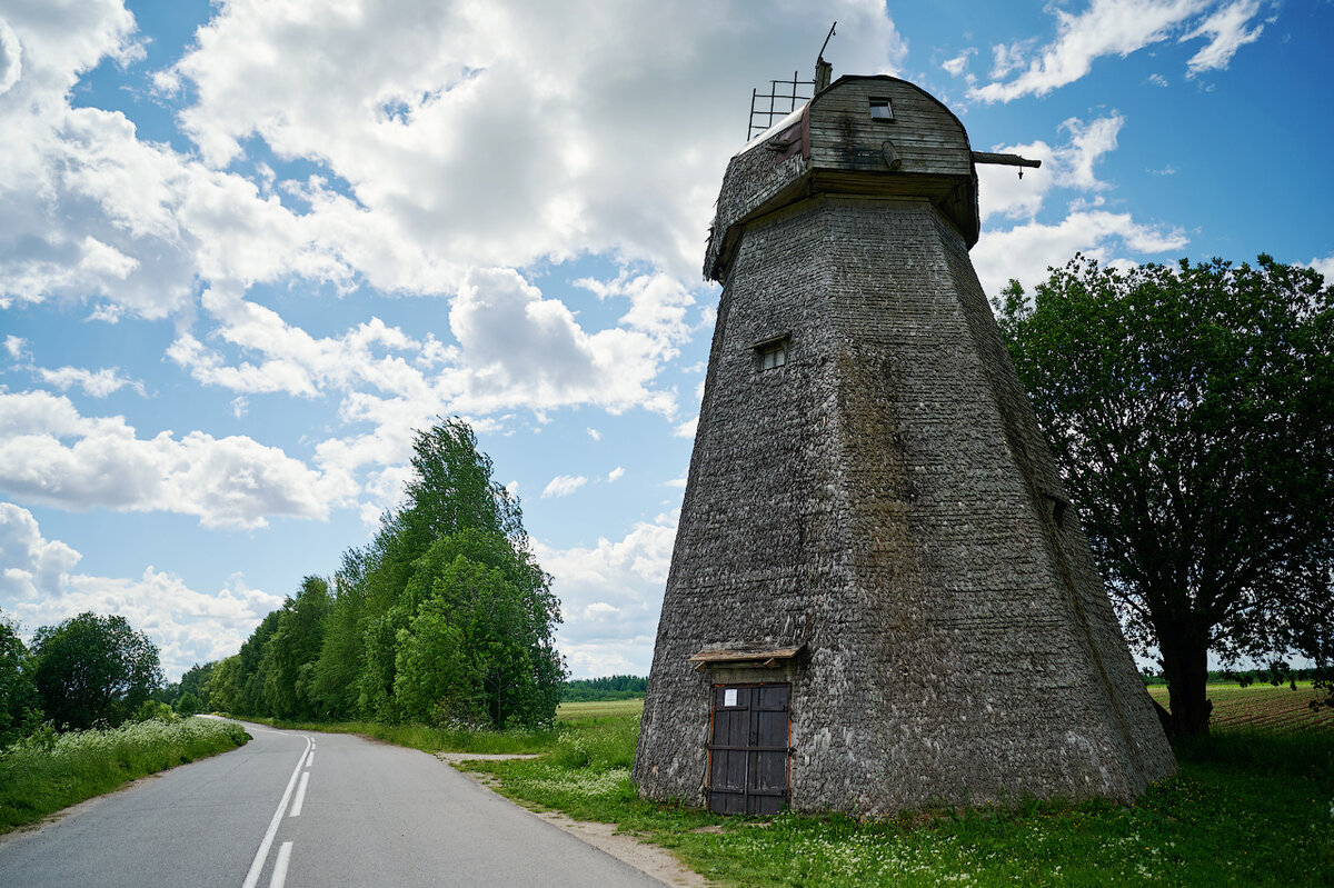Мельница у дороги