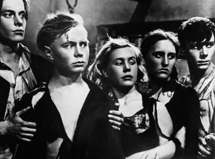 Нонна Мордюкова и коллеги в фильме "Молодая гвардия"