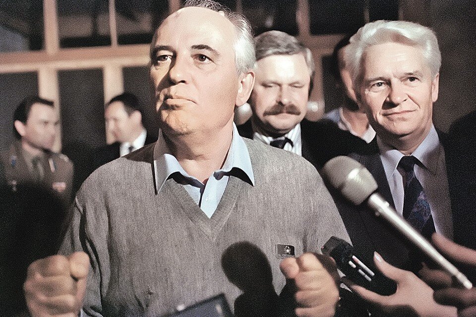     Вернулся в Москву Горбачев вместе с Александром Руцким (за спиной). «Ни на какие сделки я не пошел. Занял твердую позицию», - заявил тогда он журналистам прямо в аэропорту. Это было начало развала СССР. Фото: STEPHANE BENTURA/AFP/East News