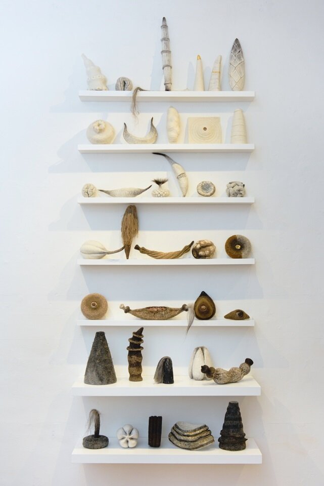 Ритуальные предметы предков Гледис, сделанные ей из войлока, кожи, метала, волос животных. 