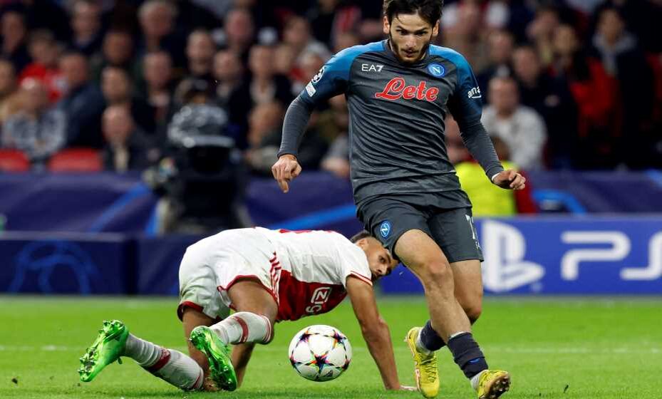    Хвича Кварацхелия рвется к воротам. Фото: Reuters