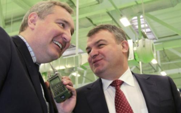 Дмитрий Рогозин и Анатолий Сердюков (слева направо) во время посещения завода "Ангстрем" в Зеленограде. Источник изображения: Александр Шалгин/ИЗВЕСТИЯ