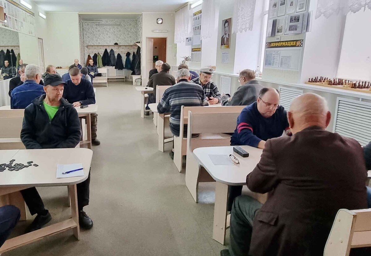 На старте турнира доминошники заняли практически все столы в шахматном клубе