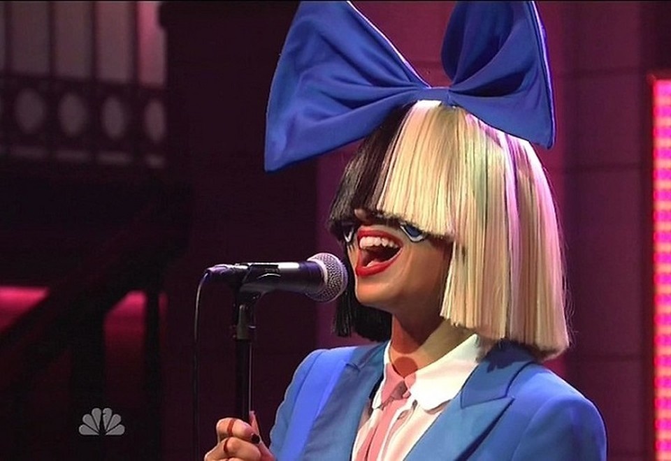     Sia придумала яркий сценический образ, за который она могла бы прятаться и быть не такой узнаваемой в обычной жизни. Фото: Legion-Media