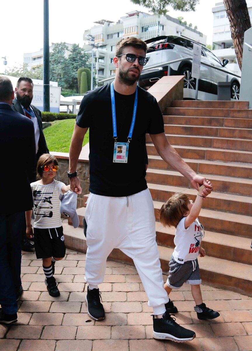    Жерар Пике с сыновьямиLegion-Media