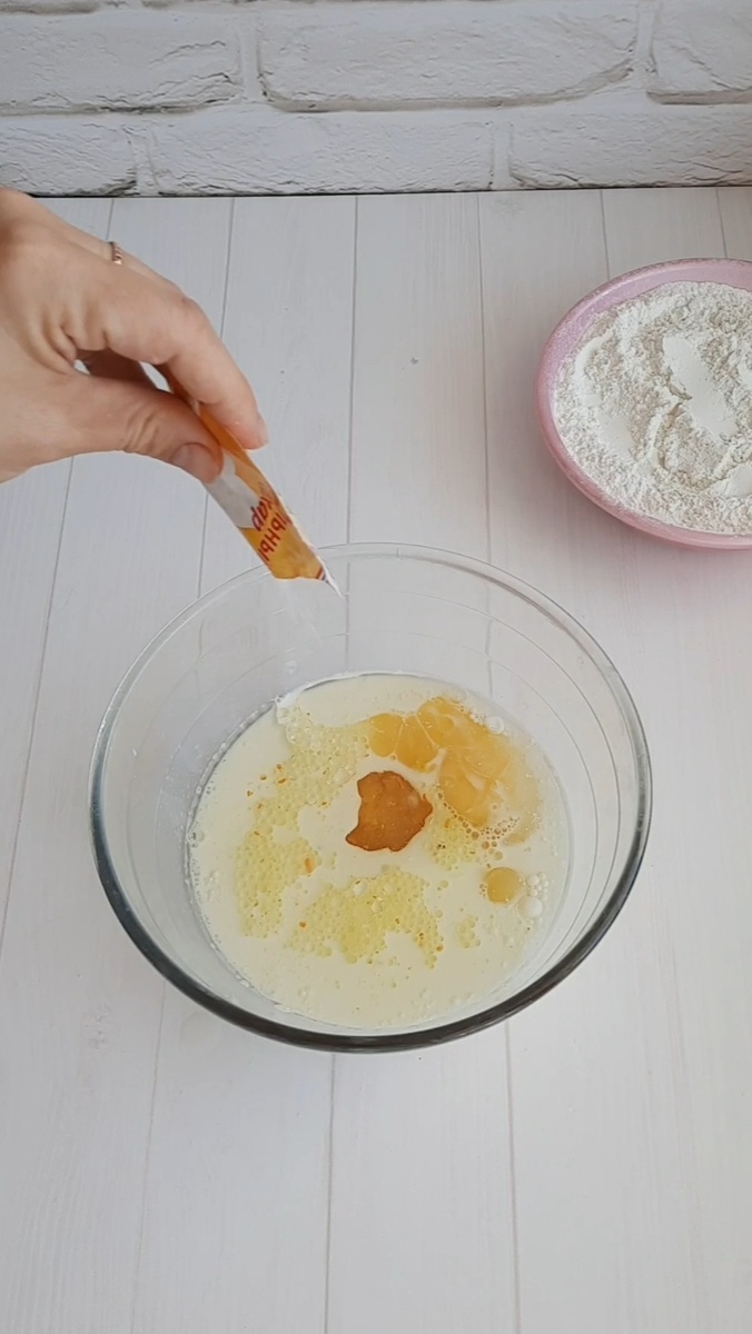 Лучше брать именно ванильный сахар, а не ванилин. Он более натуральный. 