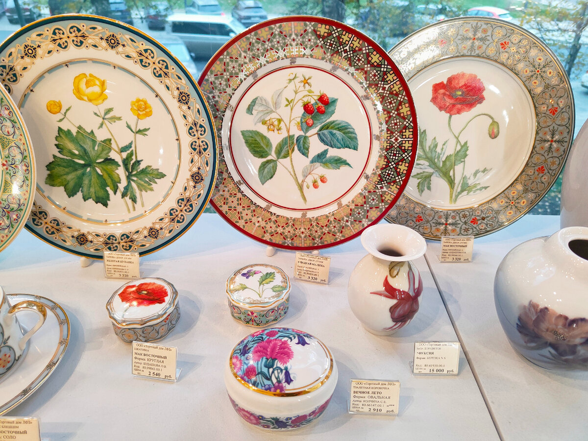 Декоративные тарелки 3320 рублей, шкатулки от 2540 рублей. Все фото автора