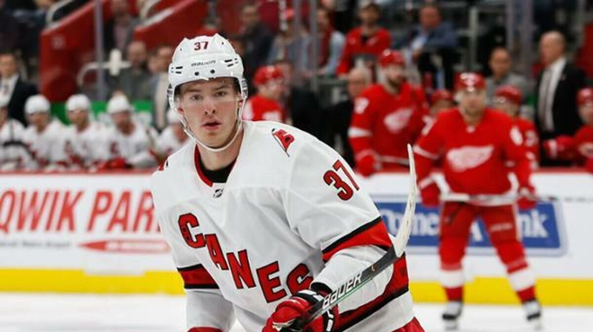    Российский хоккеист "Каролины Харрикейнз" Андрей Свечников© официальный сайт НХЛ