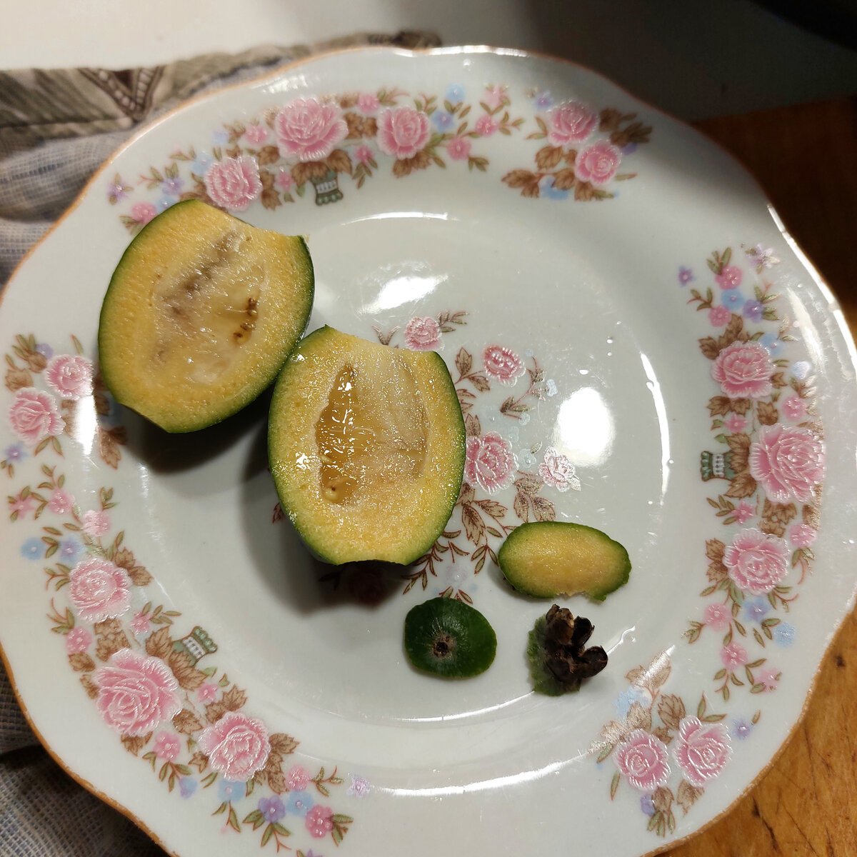 Это мой опыт с фейхоа. Вот так отрезаю носики и попки.