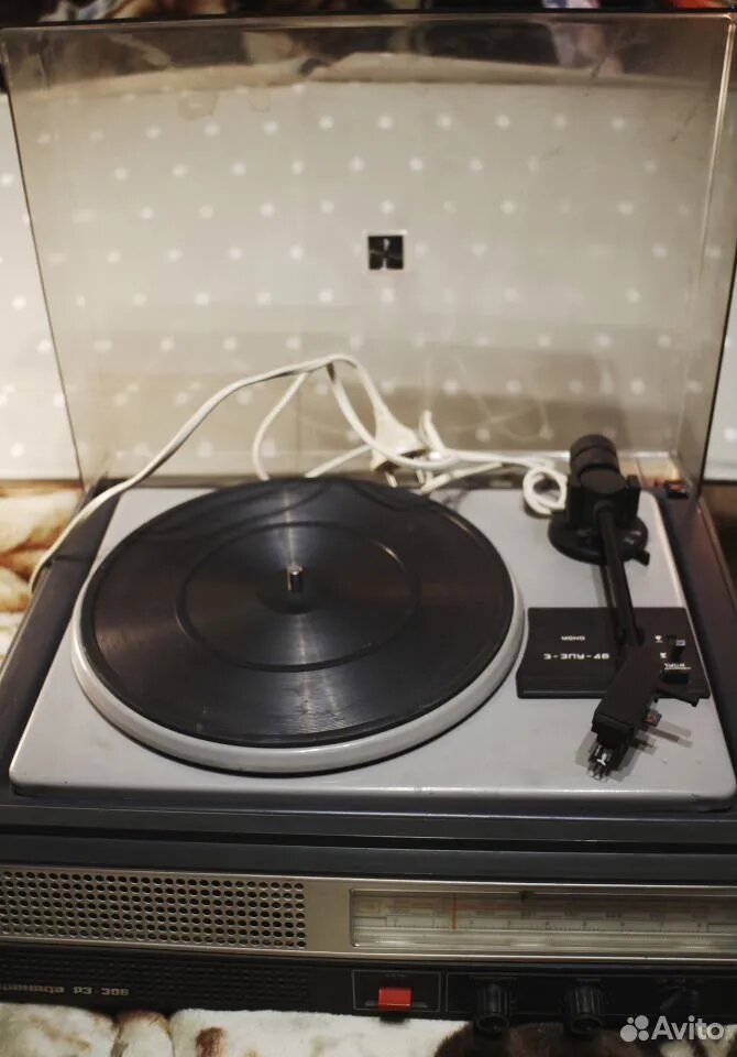 Проигрыватель виниловых пластинок "Серенада РЭ-308" (устройство 3-ЭПУ-48 моно) с радио — звучание моего детства. Продать на ремонт не удалось, поэтому я сдала его по программе утилизации в обмен на скидку в одном из магазинов электроники.