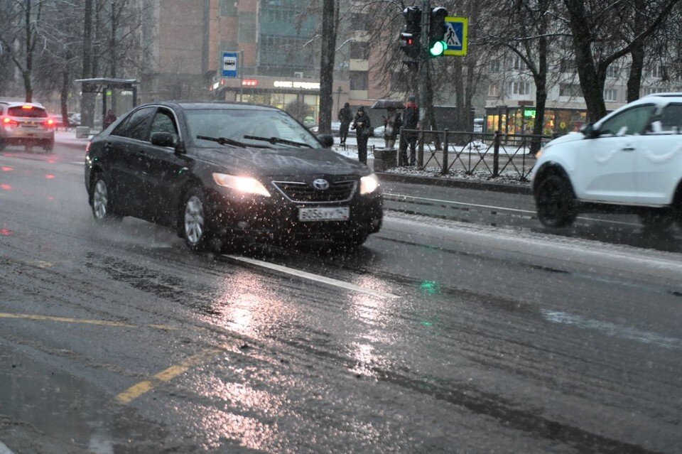     Жуткие пробки и куча ДТП произошли в Петербурге из-за снегопада 15 ноября Юлия ПЫХАЛОВА