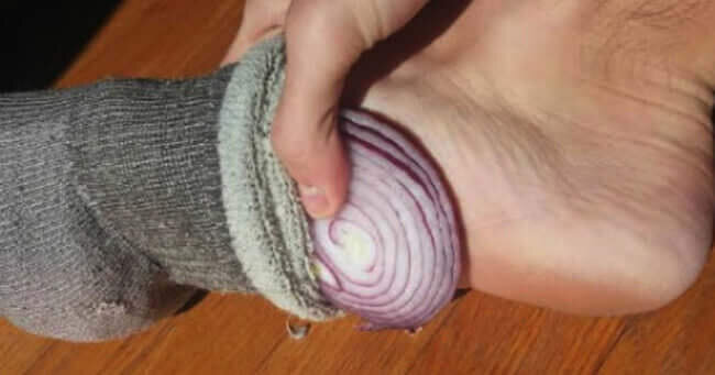 Зачем класть лук в носок! Лук в носке? Да! Они предназначены не только для приготовления пищи! Они также обладают антисептическим и противовоспалительным действием. Мы расскажем вам, почему вы должны положить лук в носок.